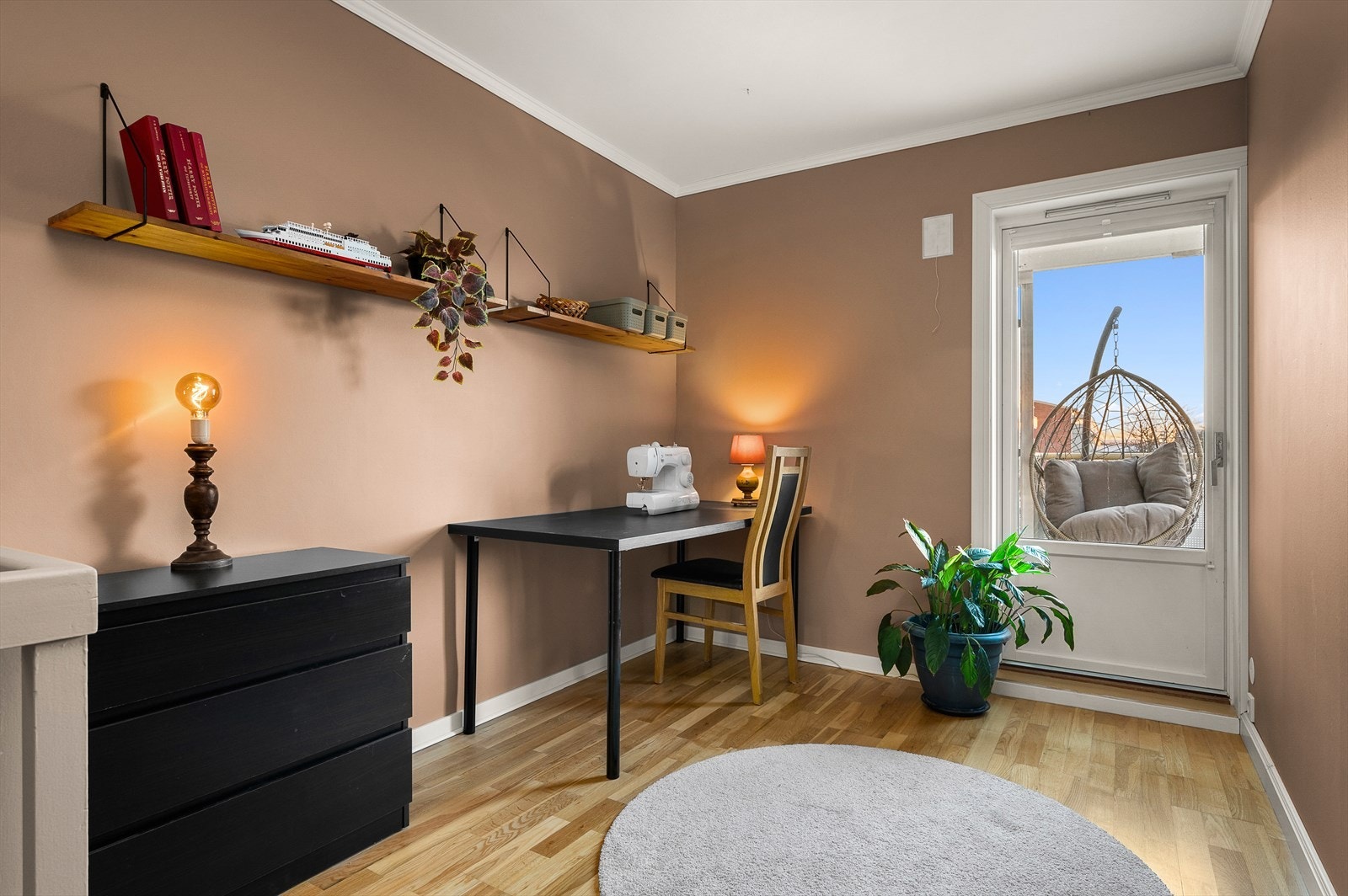 Loftstue med utgang til sørvendt balkong. Kan også etablere ekstra soverom ved behov Galleribilde