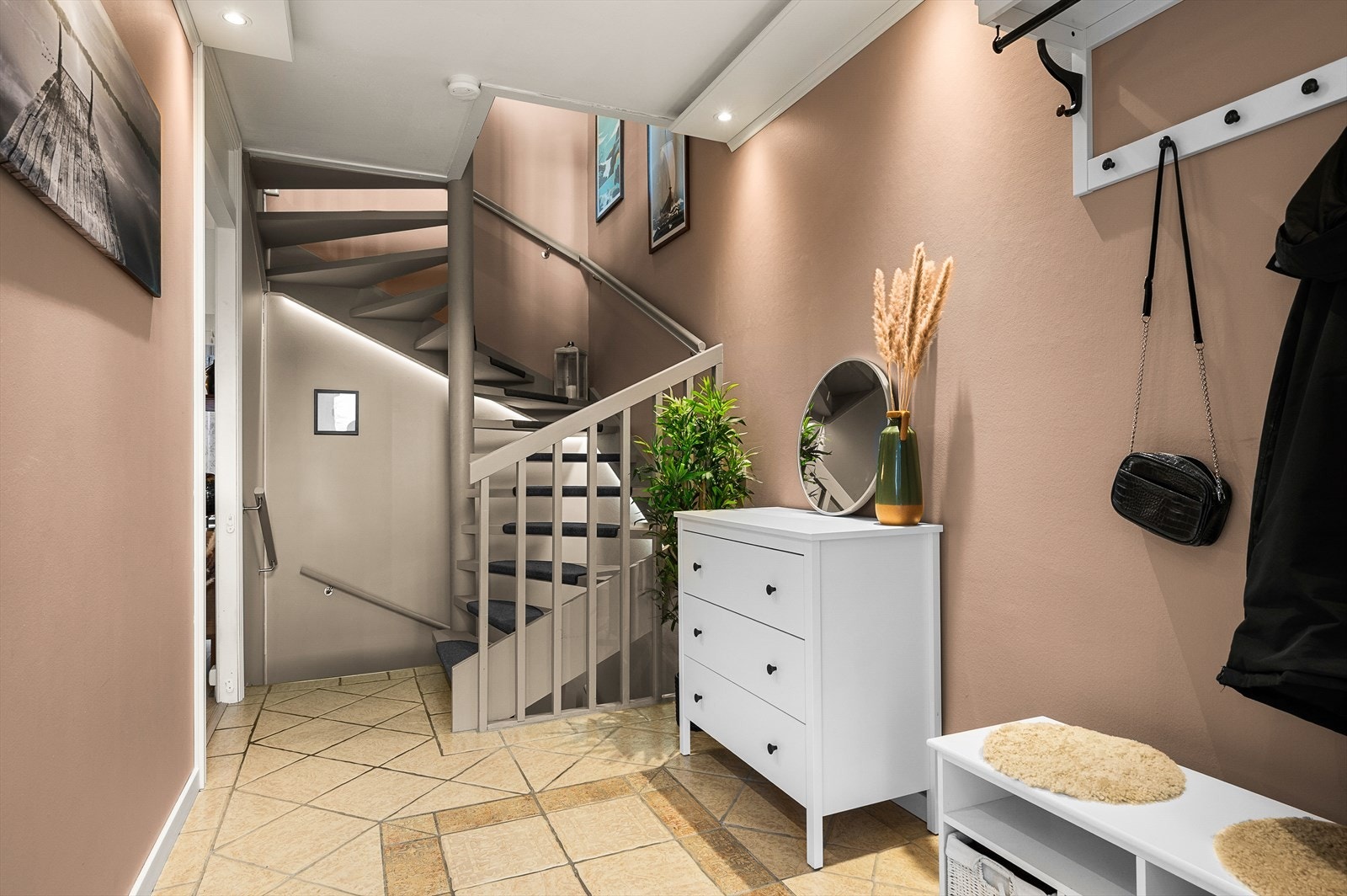 Nydelig åpen entré/gang med flis på gulv og downlights Galleribilde