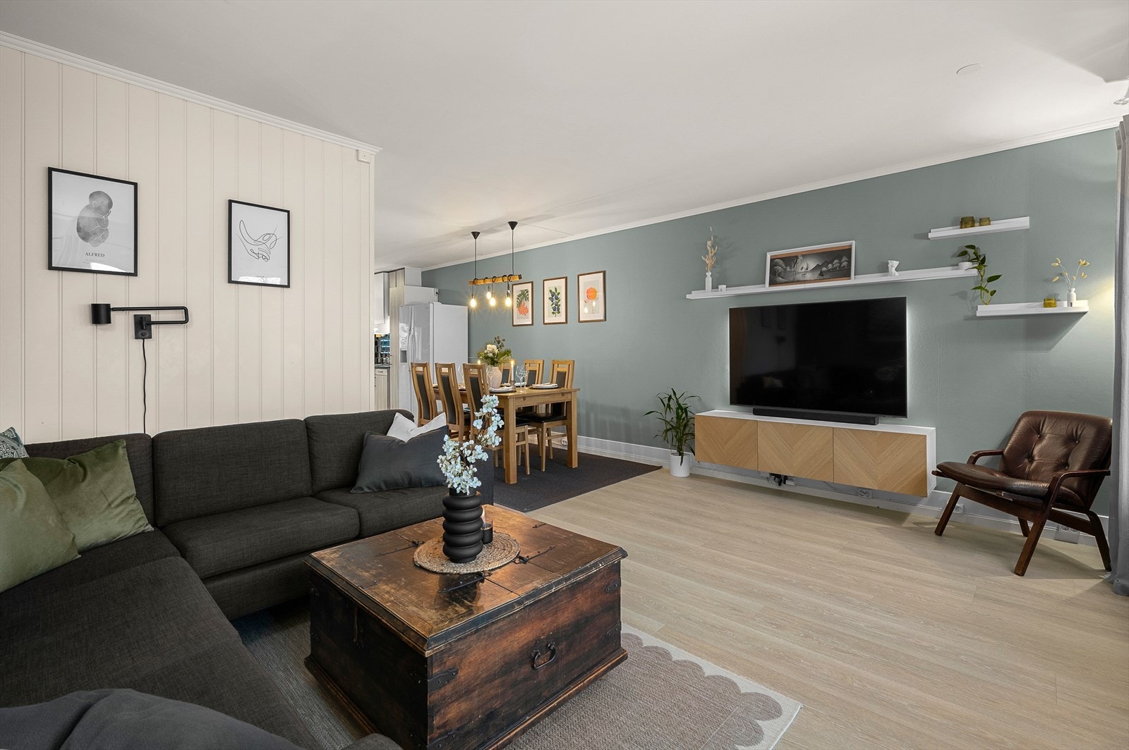 Herlig planløsning hvor stue- og kjøkkenareal på romslige 40,8m² befinner seg i boligens første plan med utgang til store uteplasser Galleribilde