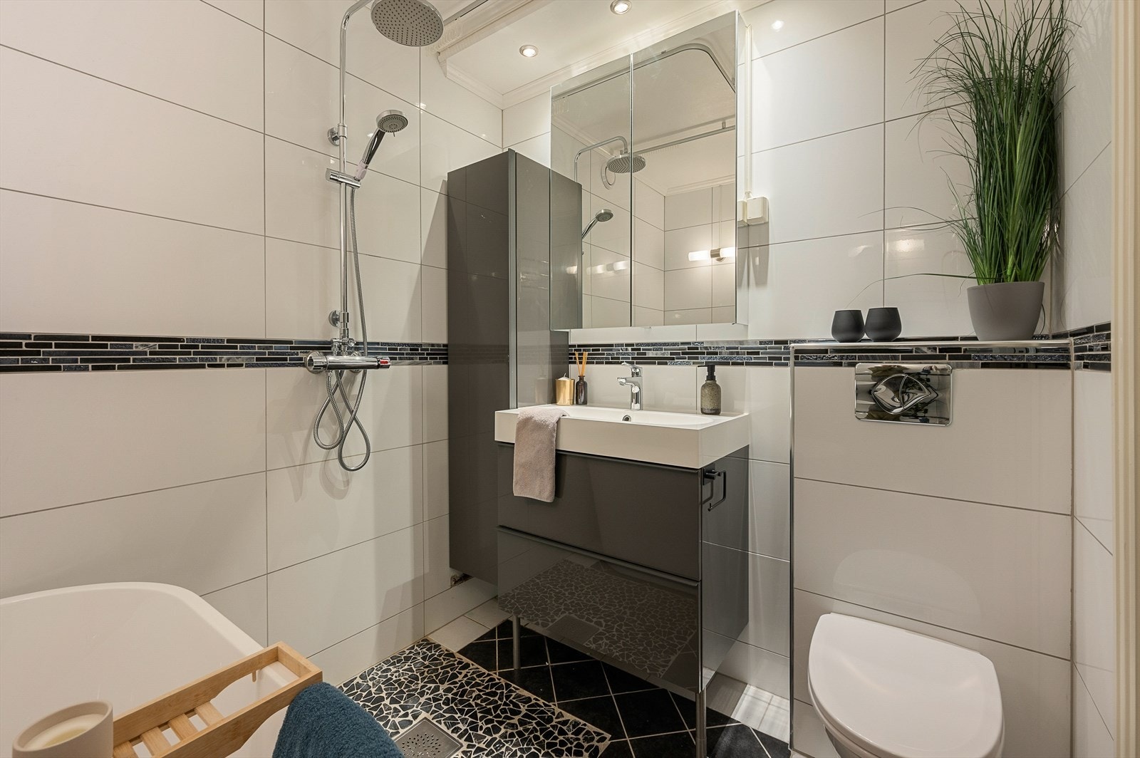 Her er det både badekar og regndusj samt vegghengt wc med soft-close Galleribilde