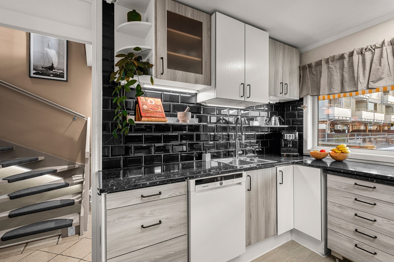 Praktisk flis over våt- og stekesone for enklere rengjøring og alle hvitevarer medfølger handelen Galleribilde