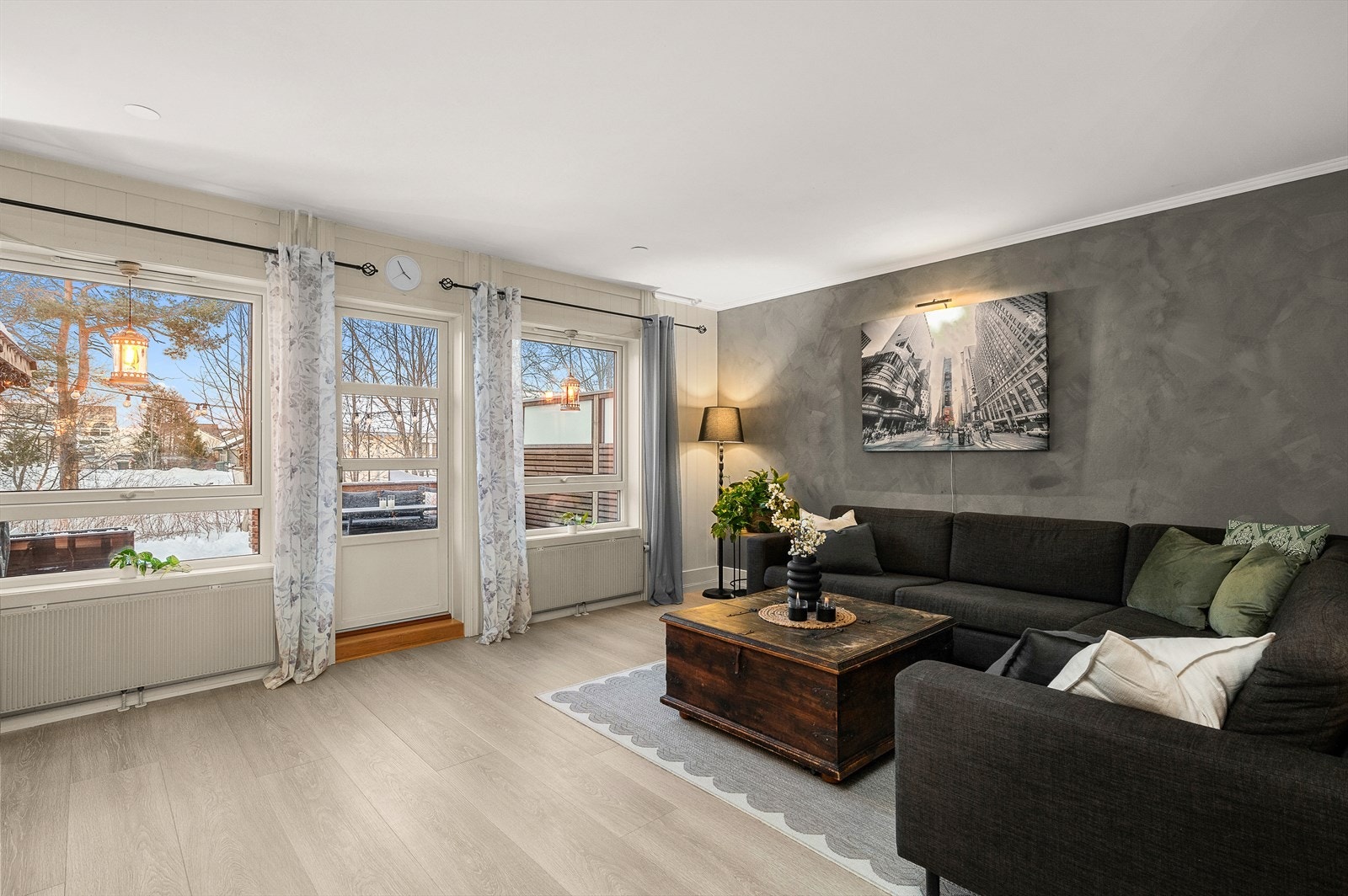 Hele 1.etasje har blitt oppgradert med nye overflater samt kjøkken og bad Galleribilde