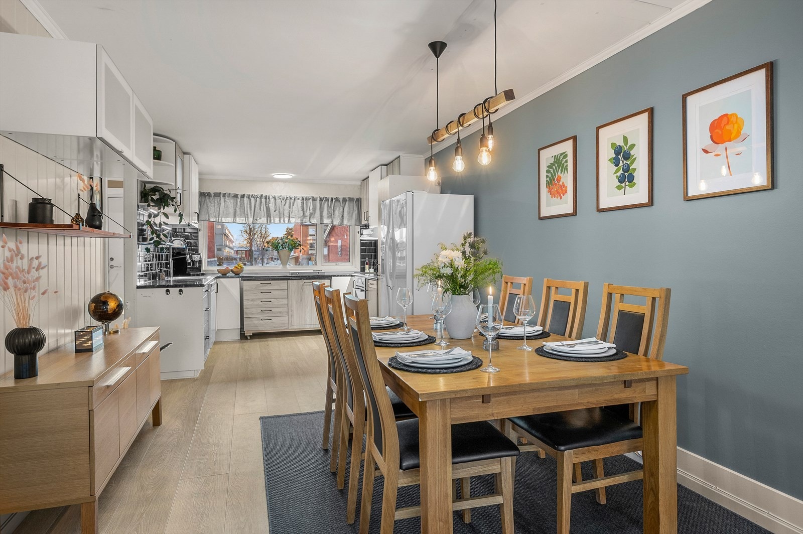 Oppvarming ved radiator, som er godt skjermet med innredning samt tappevann er inkludert i fellesutgiftene som gjør strømutgiftene minimale Galleribilde