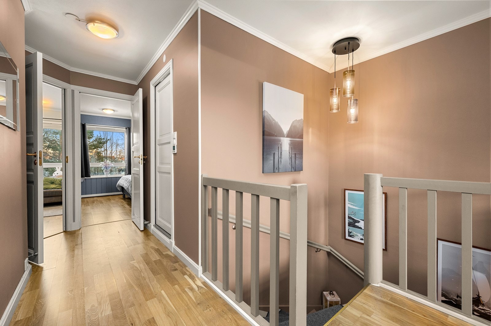 2.etasje består av 3 stk. soverom hvor av et med walk-in garderobe samt et komplett bad og loftstue (fjerde soverom) Galleribilde