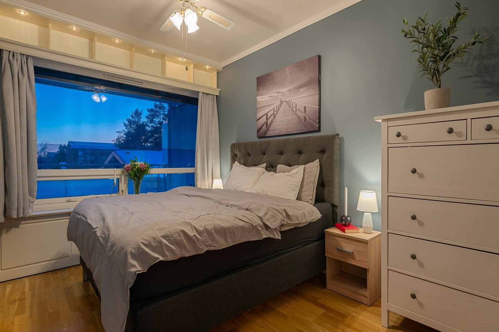 Hovedsoverom hvor det er montert utvendige persienner Galleribilde