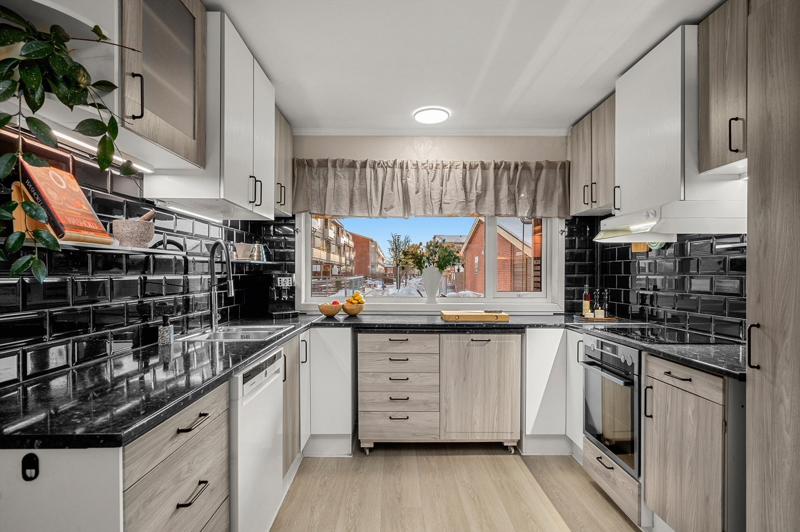 Kjøkken har også blitt oppgradert med nye kjøkkenfronter, nytt armatur, kjøkkenvifte og platetopp Galleribilde