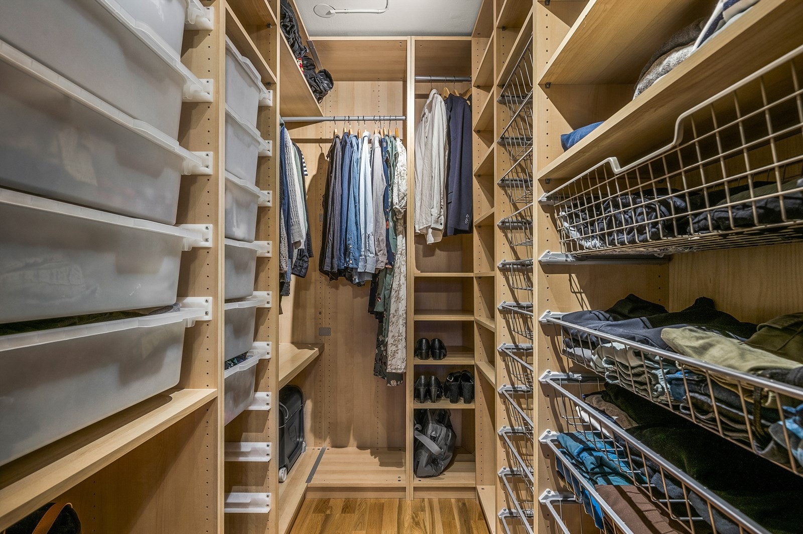 og har inngang til engen walk-in garderobe Galleribilde