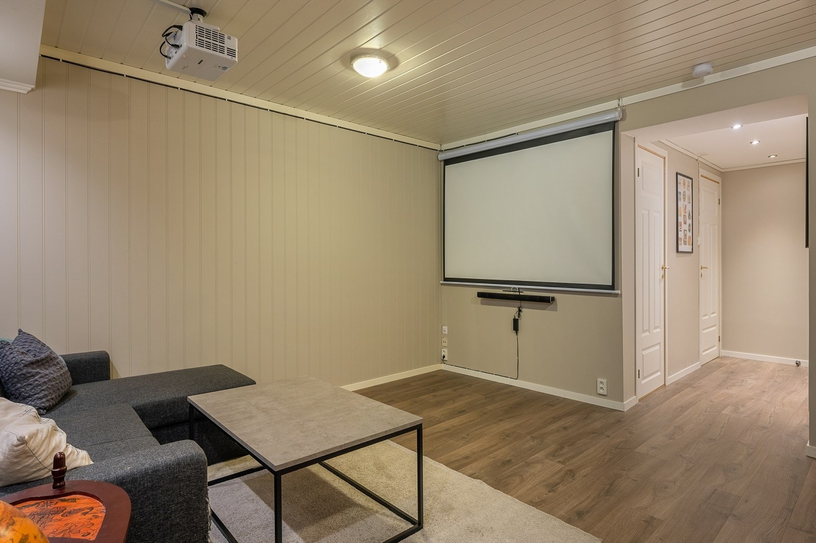 Kjellerstuen er søkt og godkjent for rom for varig opphold. Ferdigattest er gitt. Galleribilde