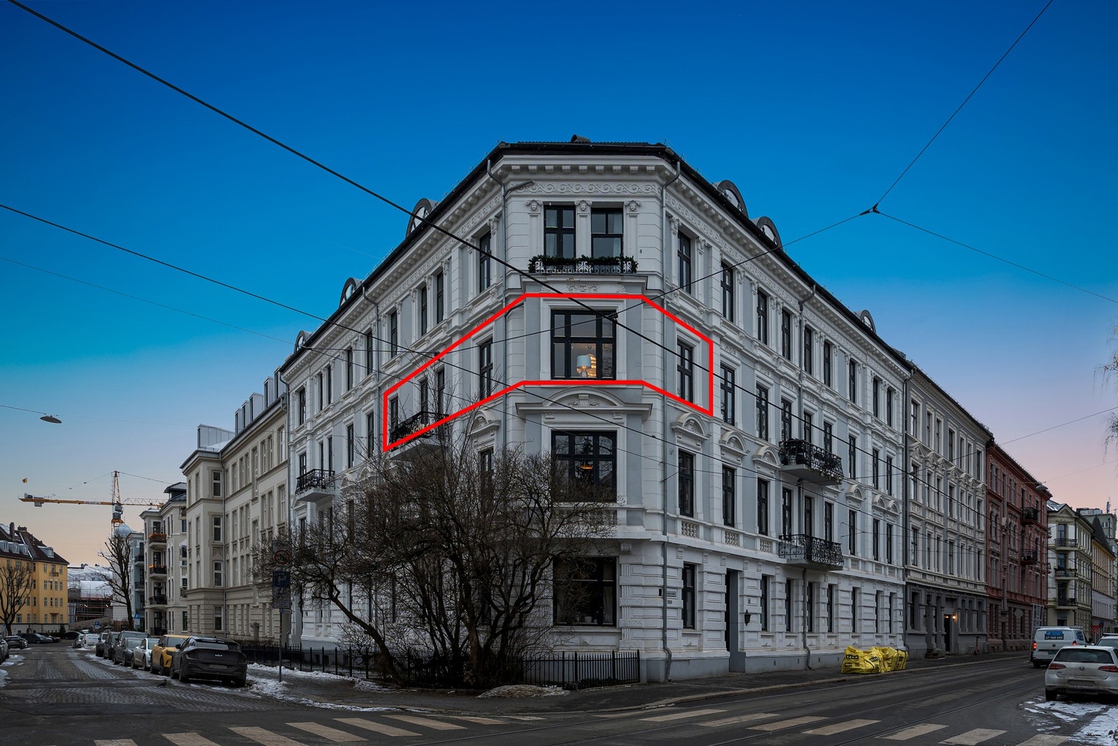 Klassisk og delikat 4-roms hjørneleilighet med svært ettertraktet beliggenhet. Leiligheten ligger i 3. etasje og byr på balkong med langtrekkende utsyn samt solforhold gjennom store deler av dagen. Foto: Kevin Fauske (Fotostallen) Galleribilde