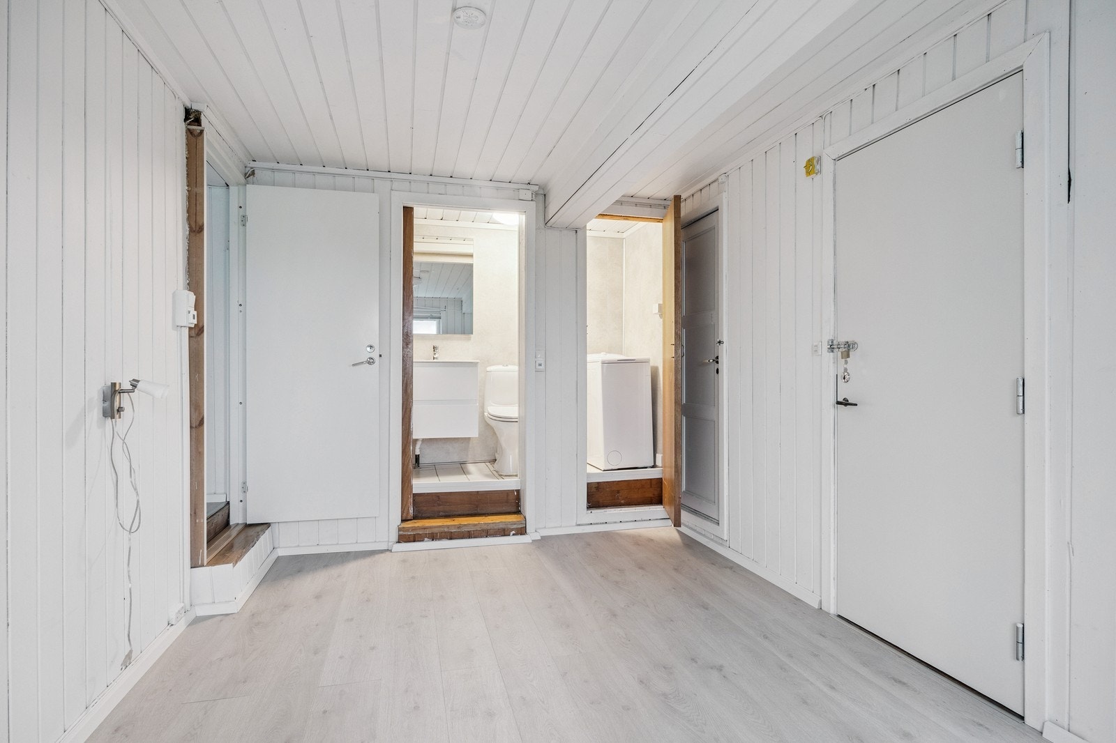 Del av romslig soverom. Inngang til bad og egen dør til del av badet med vaskemaskin. Galleribilde