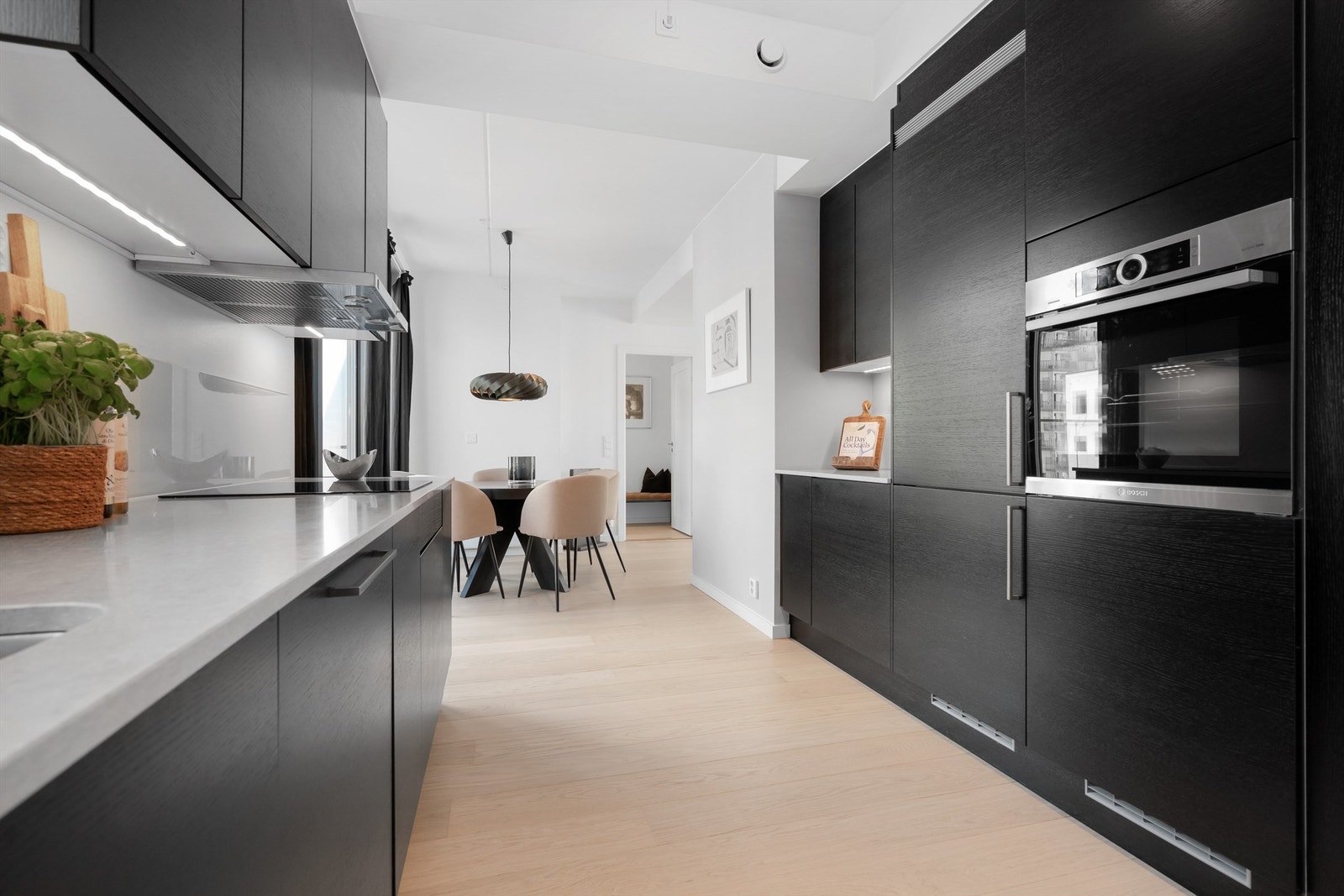 Leiligheten har et meget tiltalende og stilrent kjøkken fra Sigdal som er betydelig oppgradert Galleribilde