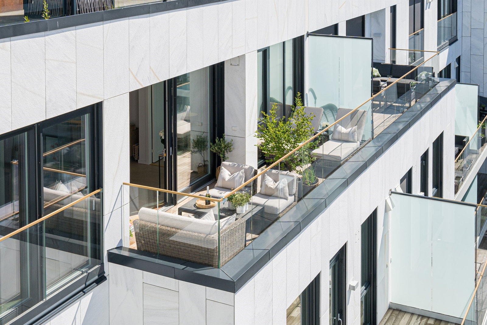 Sydvendt stor balkong med fantastiske solforhold og utsikt Galleribilde