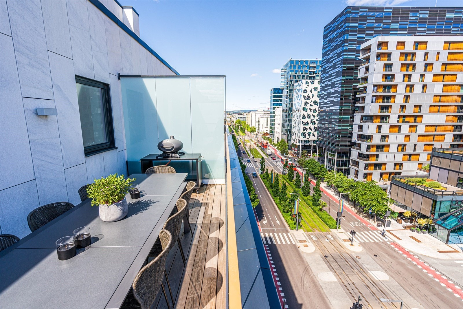 Balkong mot nord, her har du fantastisk utsikt over Barcode og helt opp til slottet Galleribilde