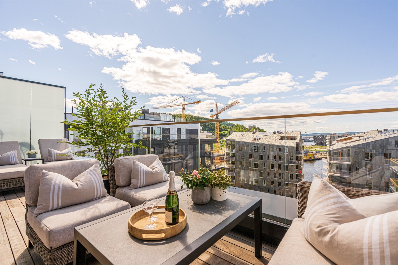 Velkommen til Dronning Eufemias gate 45 Dette er en særdeles lekker og stor 3-roms toppleilighet fra 2018 med gjennomgående planløsning Galleribilde