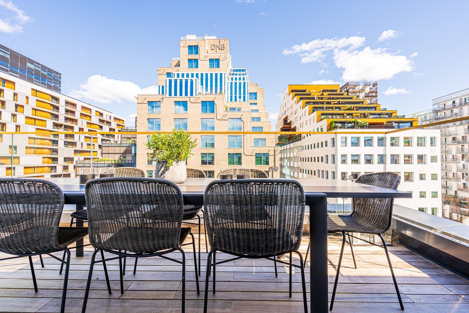 Balkongen mot nord gir litt morgen-kveldssol Galleribilde