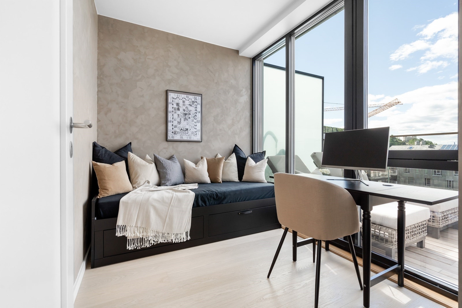 Soverom 2 som gir plass til dobbeltseng kontor gjesterom Galleribilde