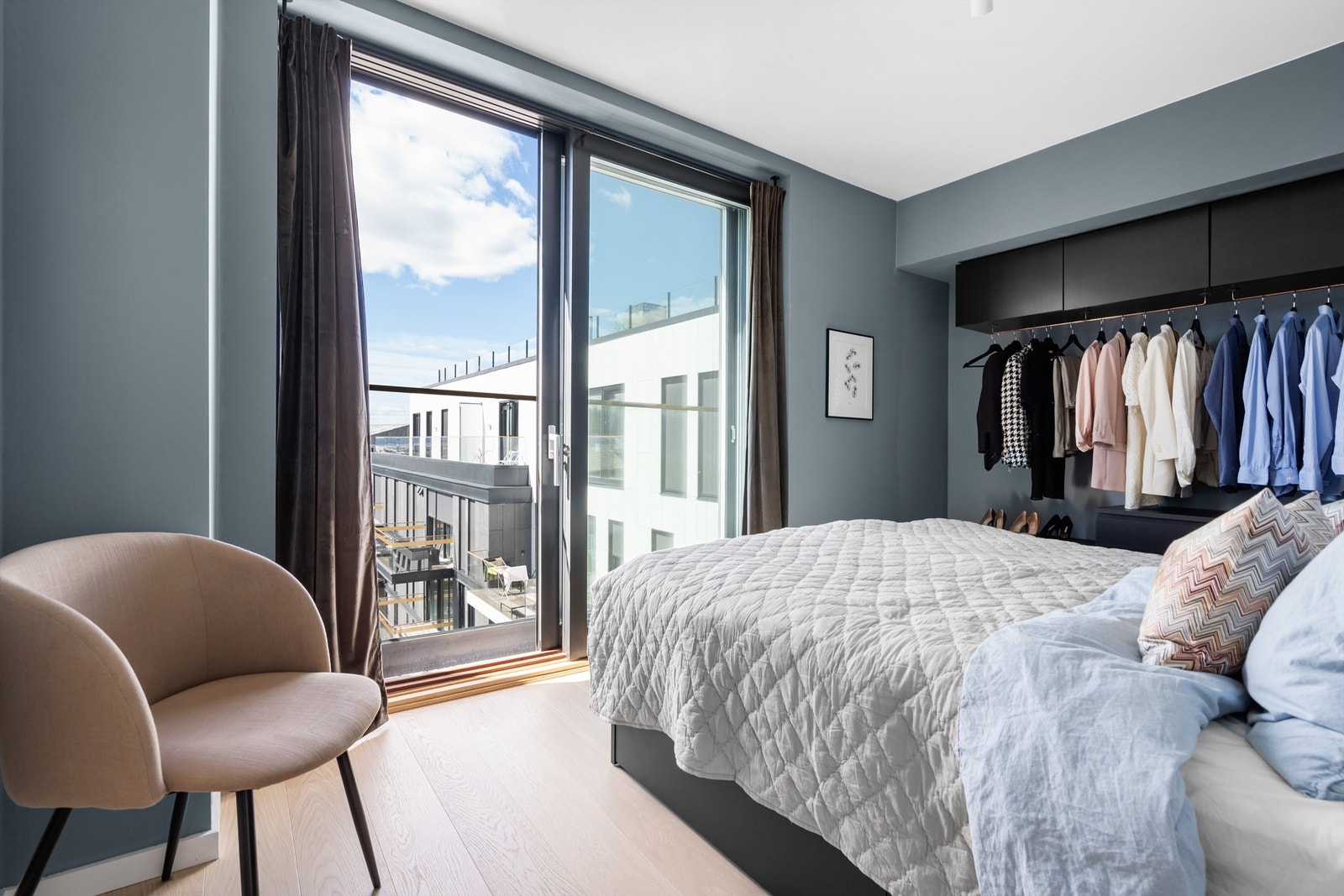 Meget romslig hovedsoverom med skap og stenger til klær. Plass til stor dobbeltseng Galleribilde