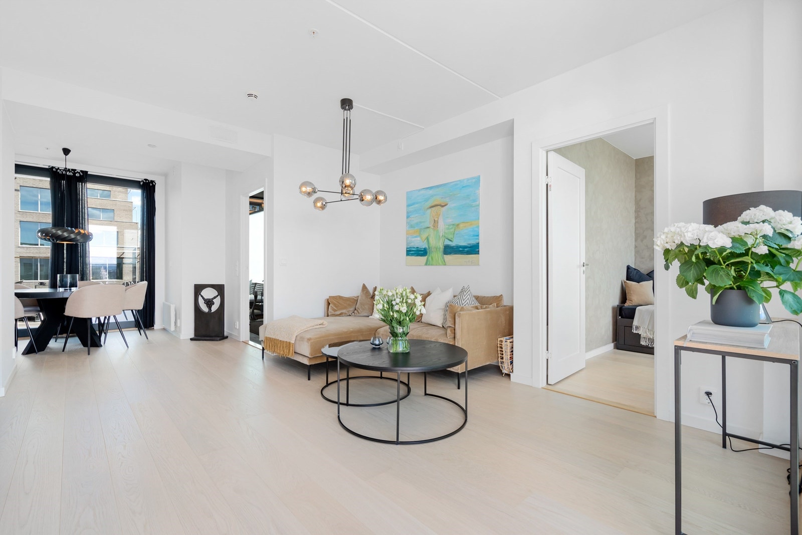 Det anerkjente arkitektfirmaet Arcasa har formet hver leilighet med effektiv planløsning, førsteklasses materialer og god takhøyde (ca. 2,7 meter i stuen) Galleribilde