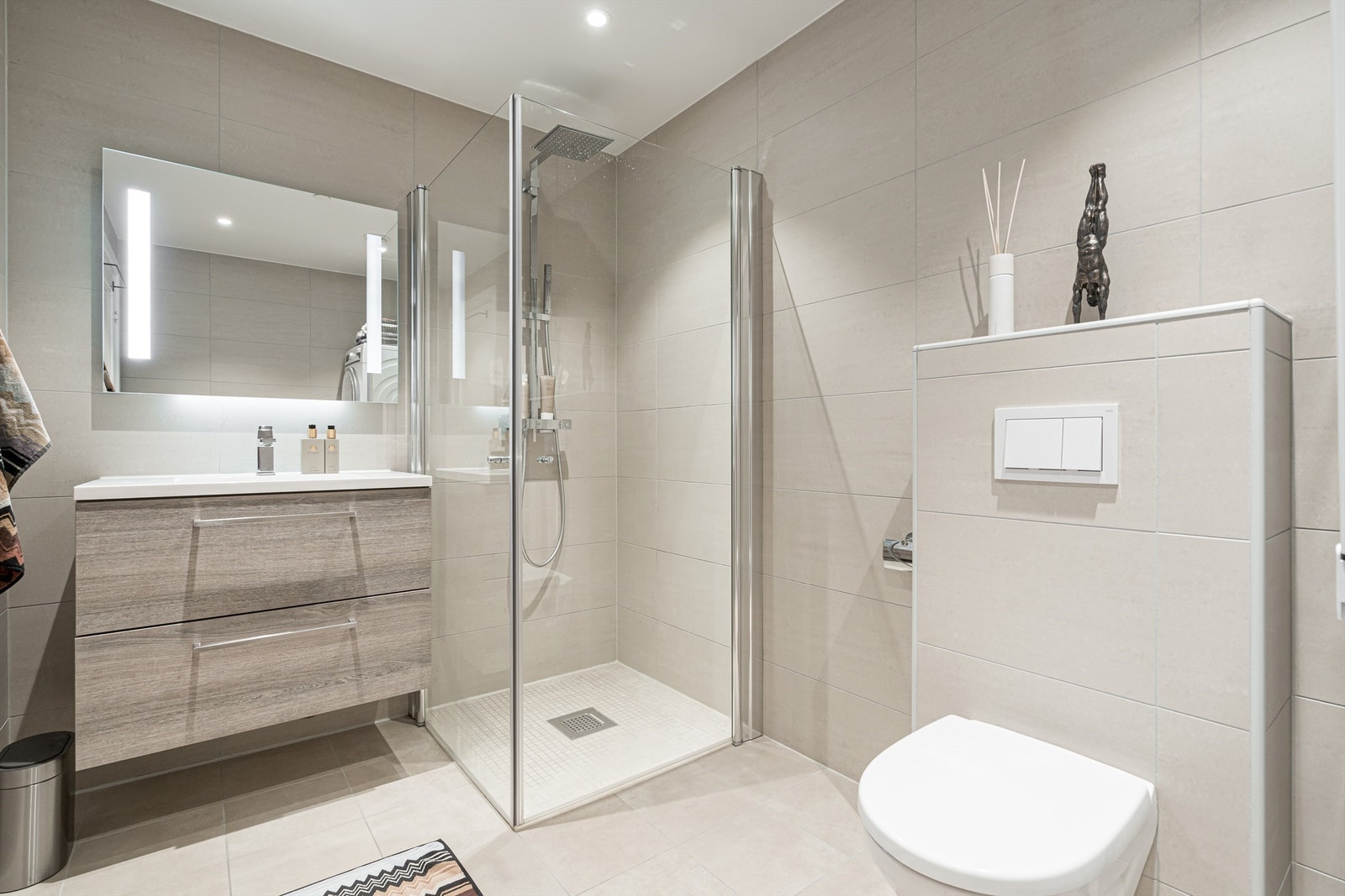 Rålekkert bad av god størrelse med lyse og delikate fliser Galleribilde