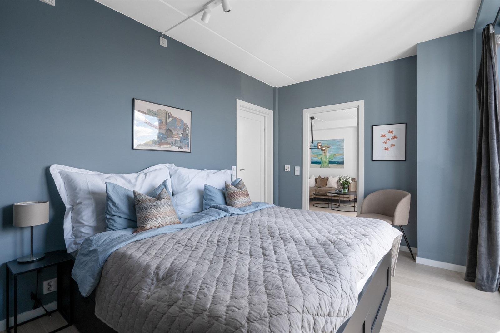 Nymalt soverom i duse farger Galleribilde