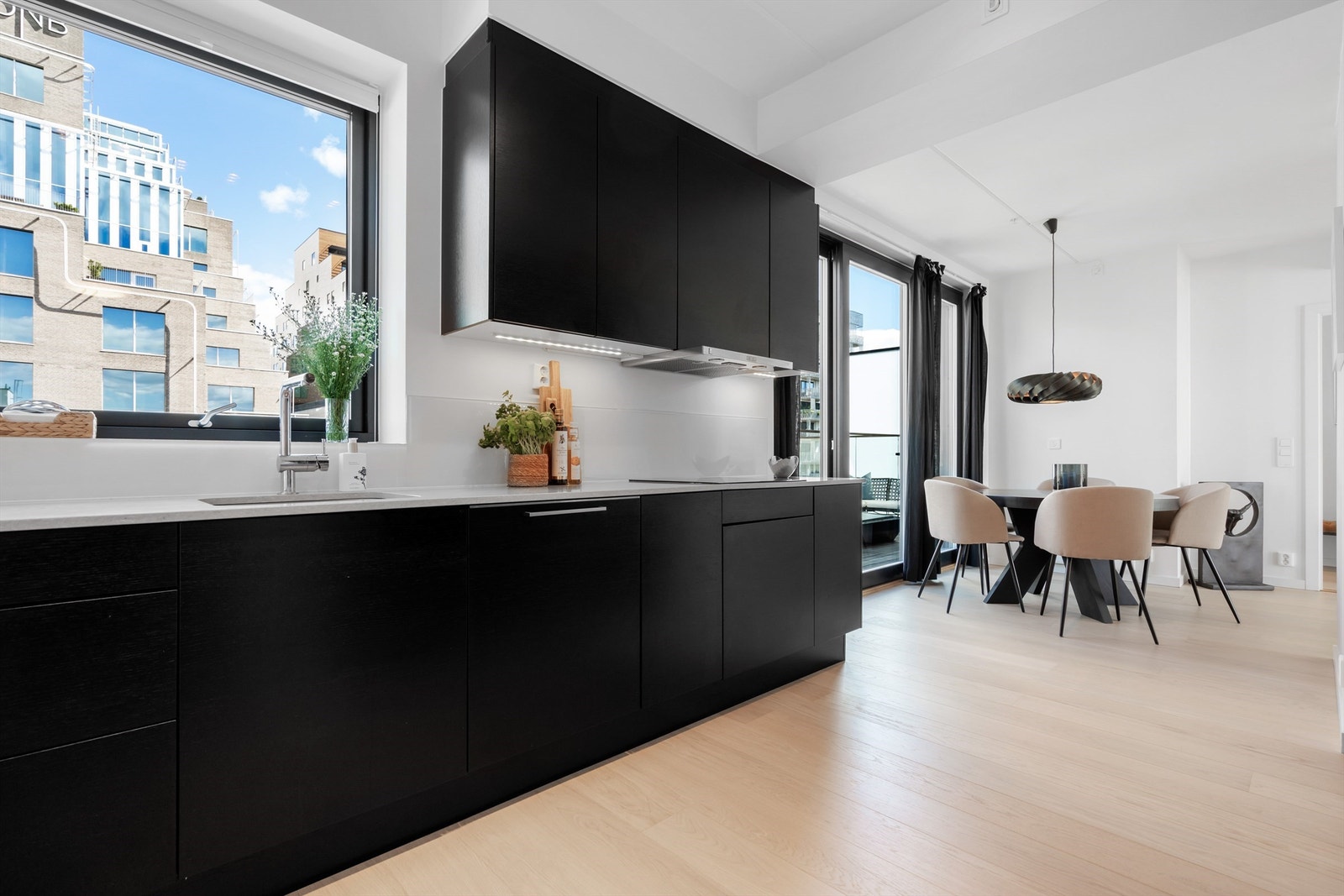 Kjøkkenet har integrerte hvitevarer (kjøleskap med frys, komfyr, platetopp og oppvaskmaskin) Galleribilde