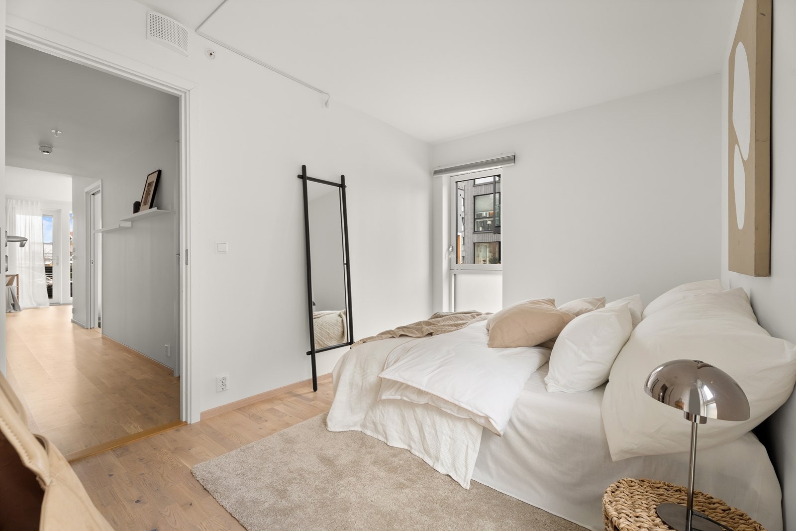 Fra soverommet er det utsyn mot fellesarealene. Galleribilde