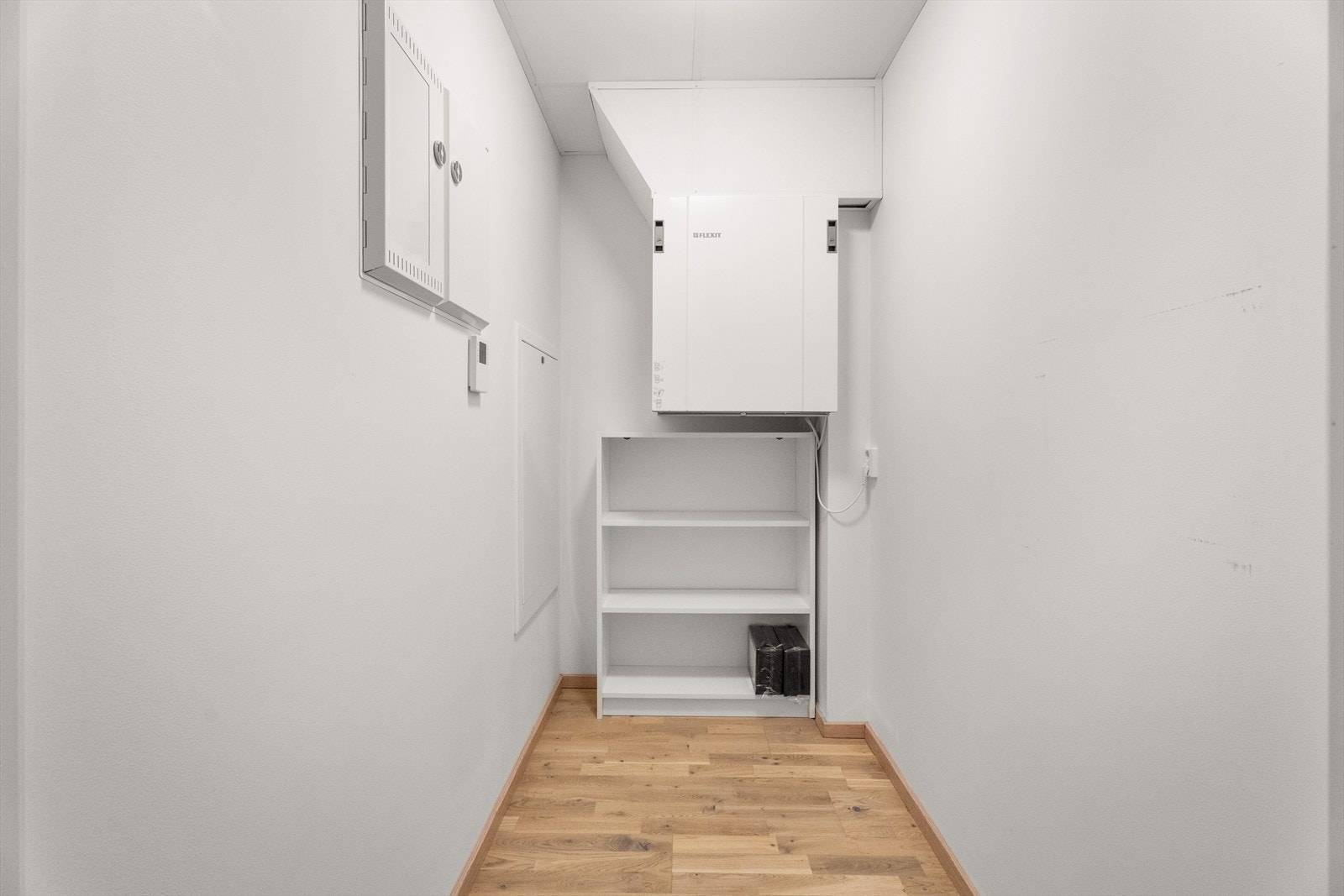 En praktisk innvendig bod fungerer også som teknisk rom med Flexit-ventilasjonsenhet. Galleribilde