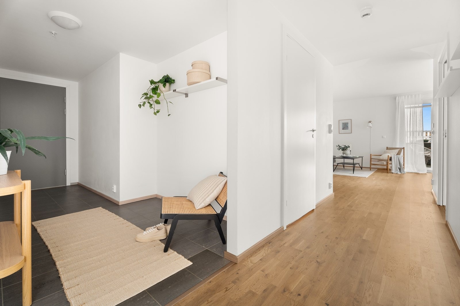 Fra entreen åpner leiligheten seg opp med en gjennomgående og lys atmosfære. Galleribilde