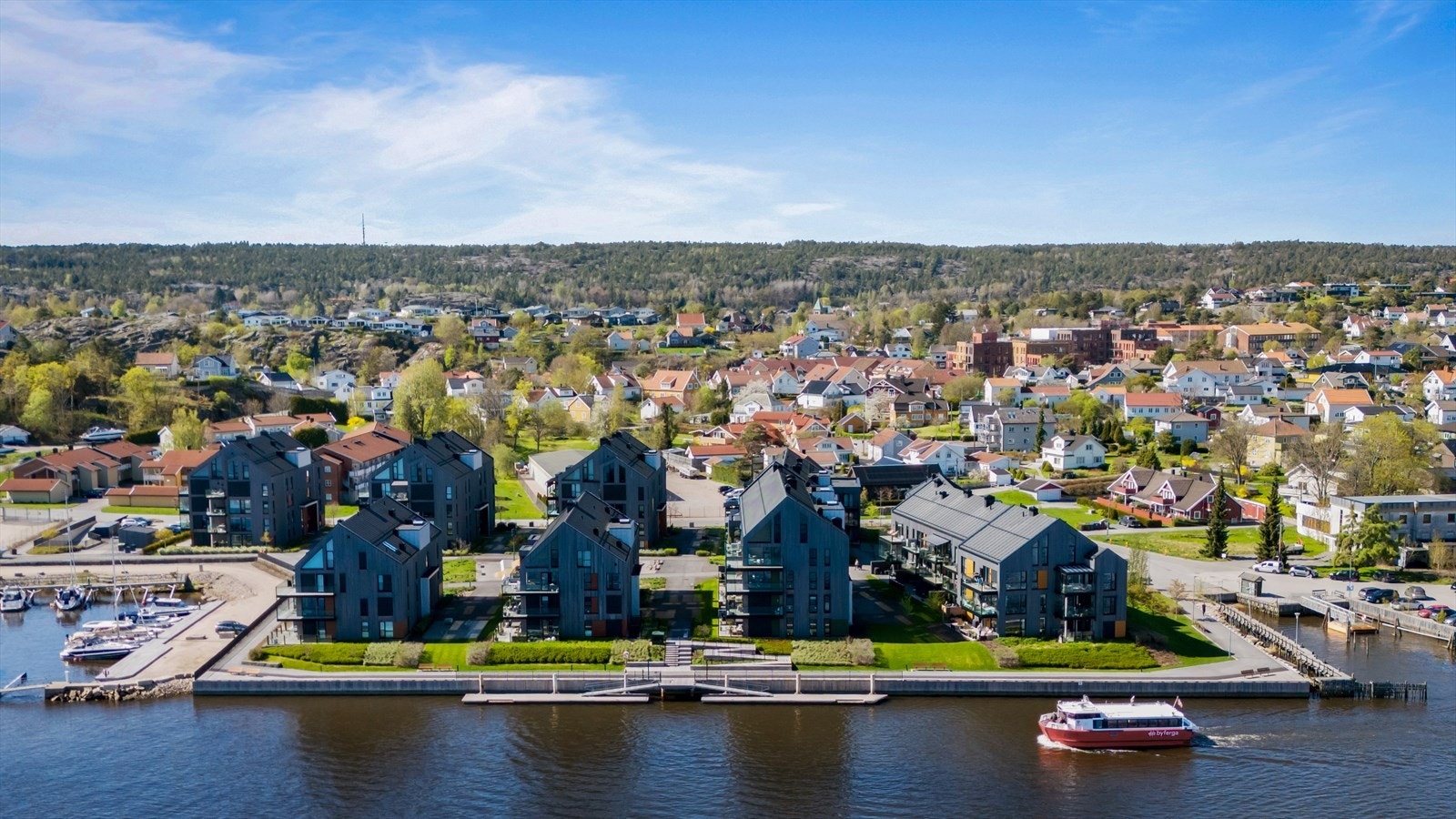 Beliggenheten gir en unik kombinasjon av nærhet til byliv og maritime omgivelser. Galleribilde