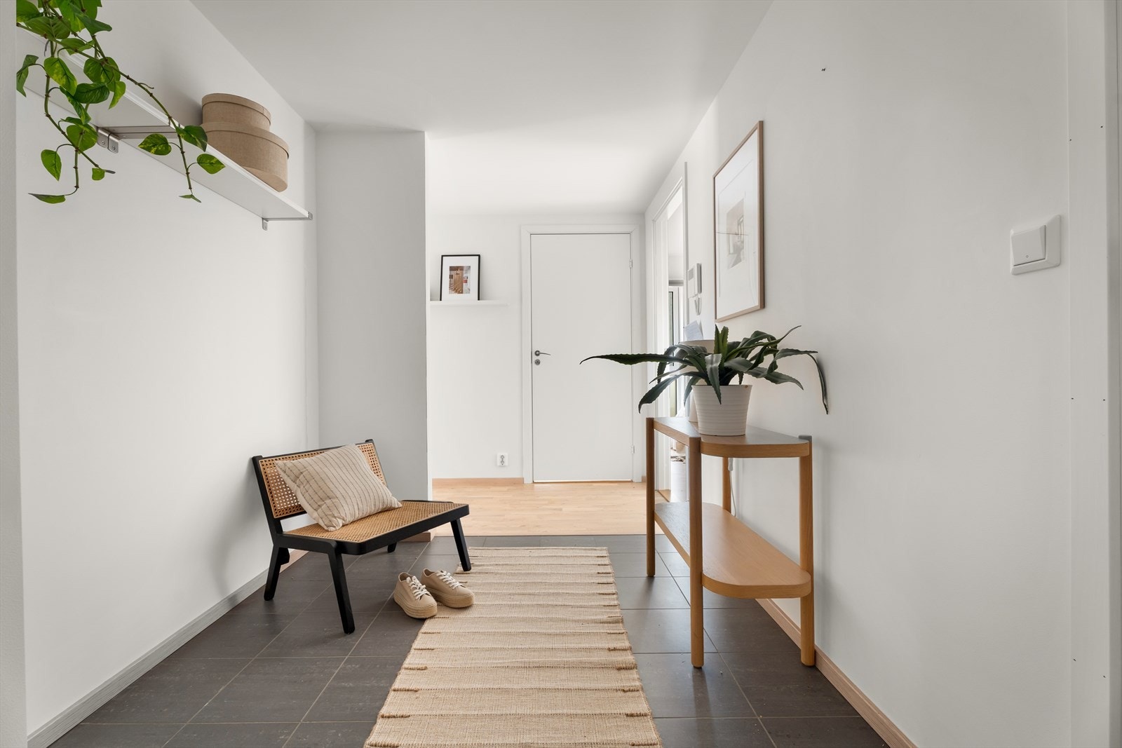 Gangen har god plass til oppbevaringsløsninger for yttertøy og sko. Galleribilde