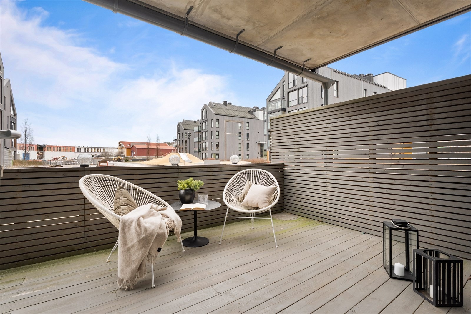 Terrassen er delvis overbygget, noe som gir ly for vær og vind. Galleribilde