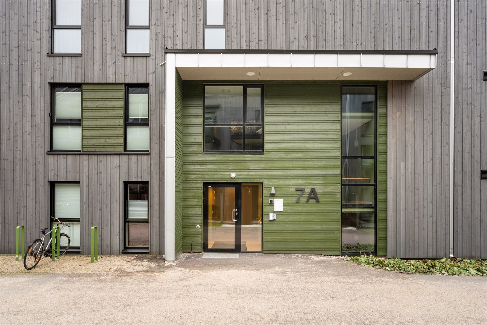 Felles inngangsparti med adkomst via heis eller trapp til garasjeanlegg og bod. Galleribilde