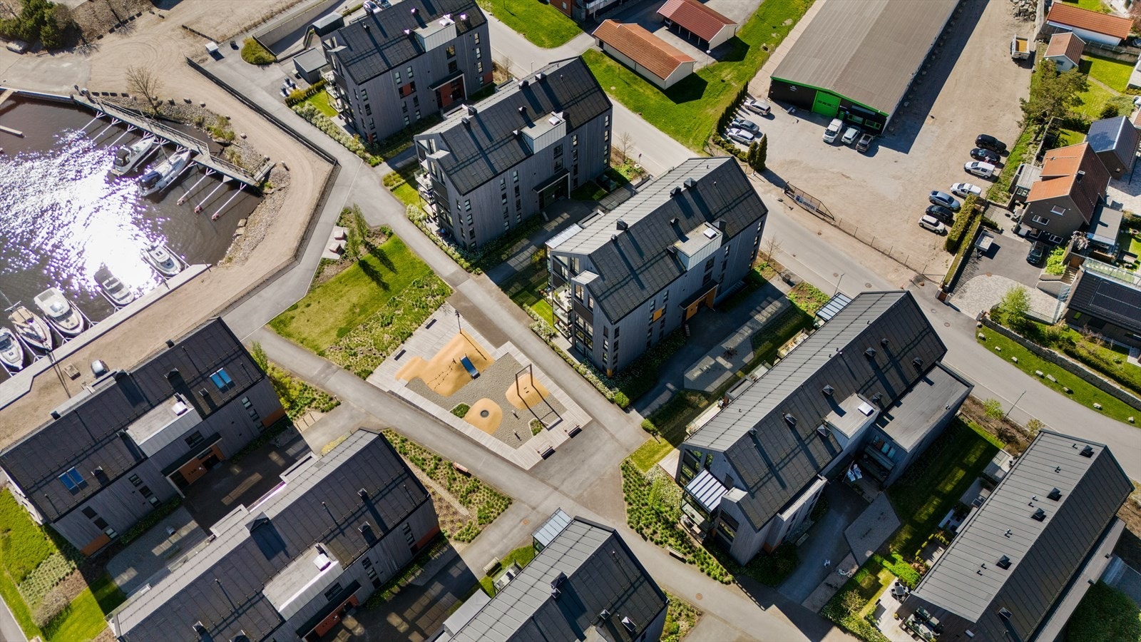 Det er kort vei til både barnehager og skoler for alle trinn. Galleribilde