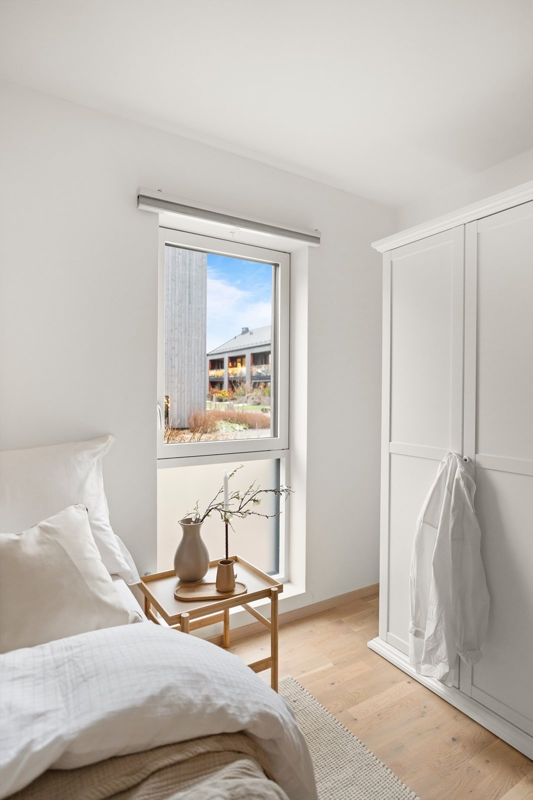 Vinduet gir godt med naturlig lys inn i rommet. Galleribilde