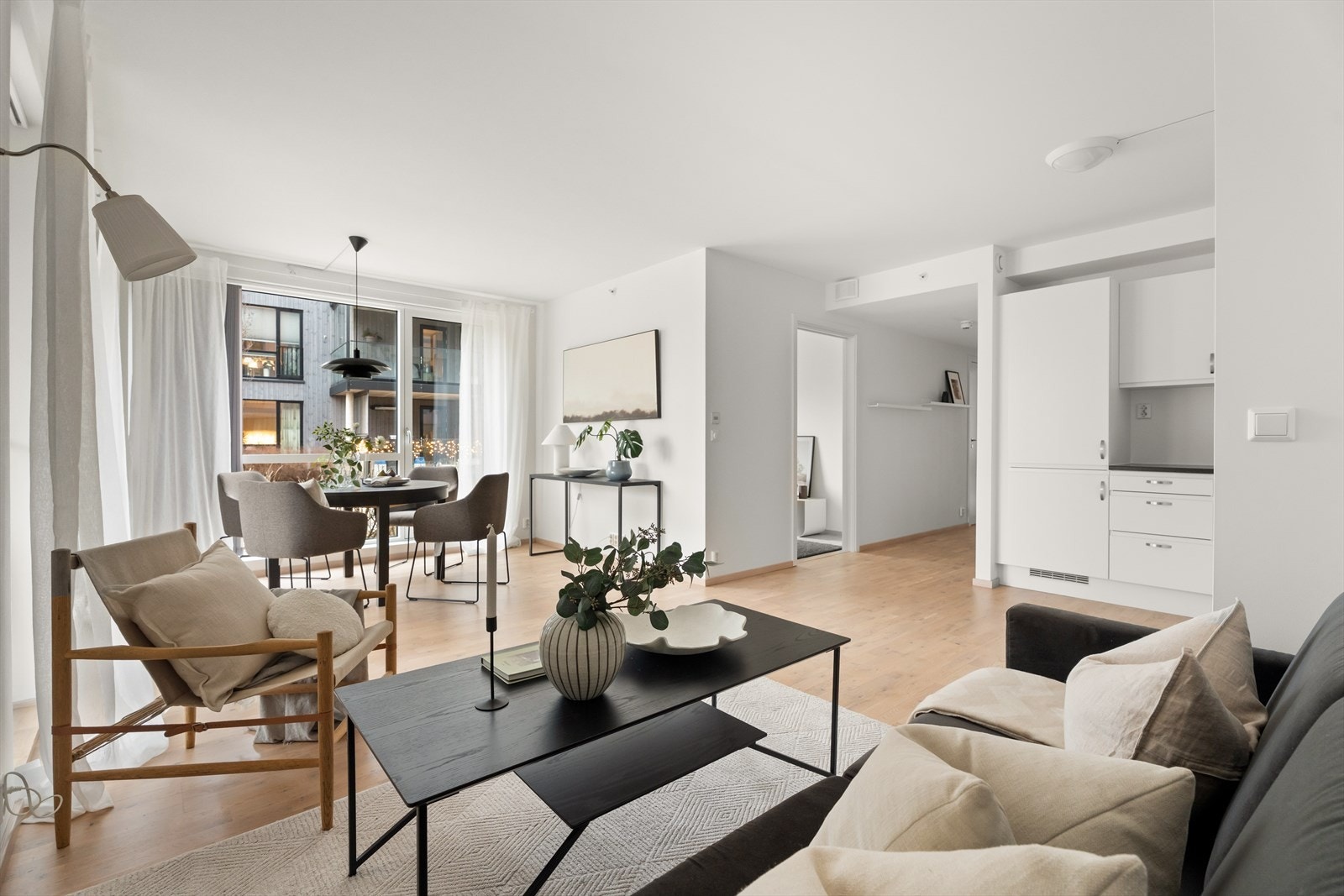 Store vindusflater slipper inn rikelig med dagslys og gir en luftig romfølelse. Galleribilde