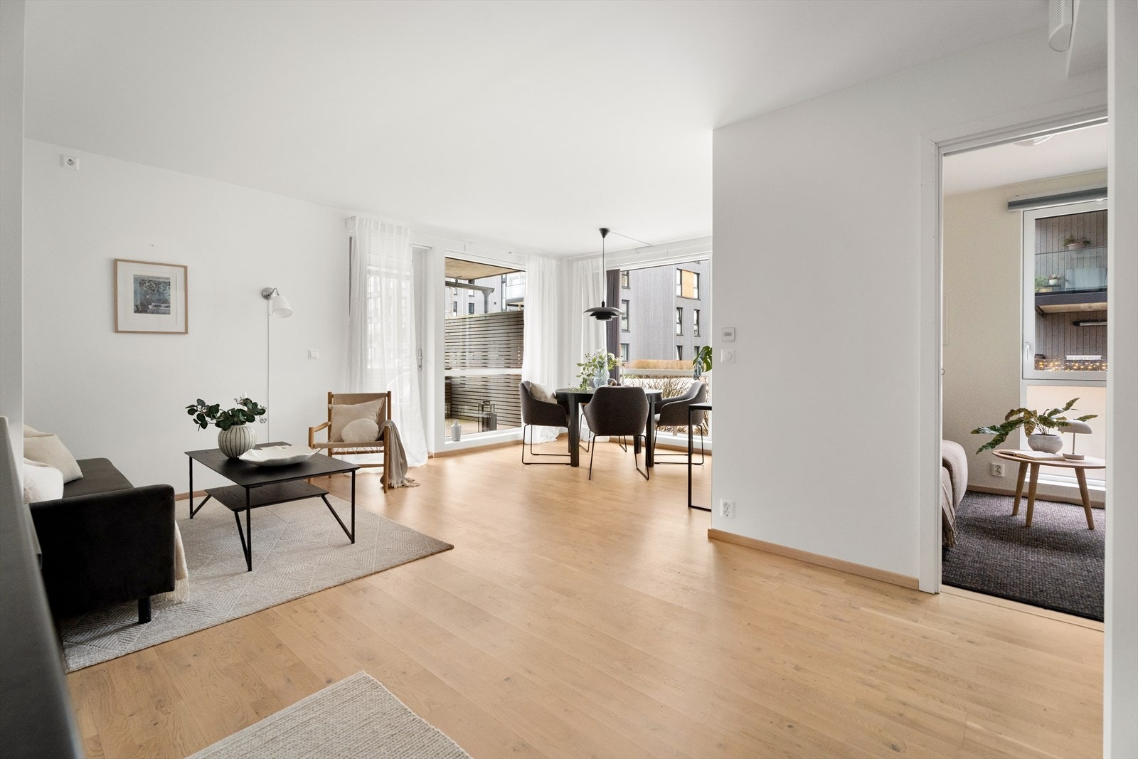 Utsyn fra stuen mot soveromsavdelingen og spisestuen. Galleribilde