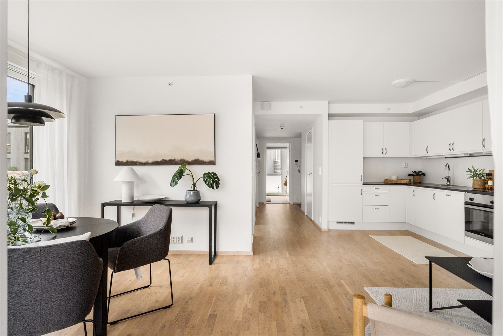 Kjøkkenet er praktisk plassert i tilknytning til stue og spiseplass. Galleribilde