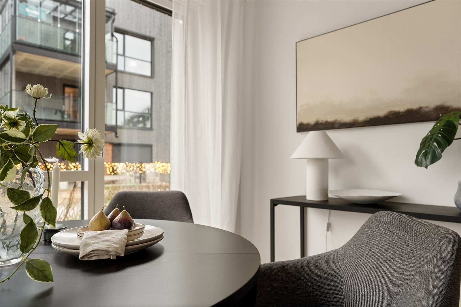 De store vinduene ved spiseplassen gir en fin forbindelse til uteområdet. Galleribilde