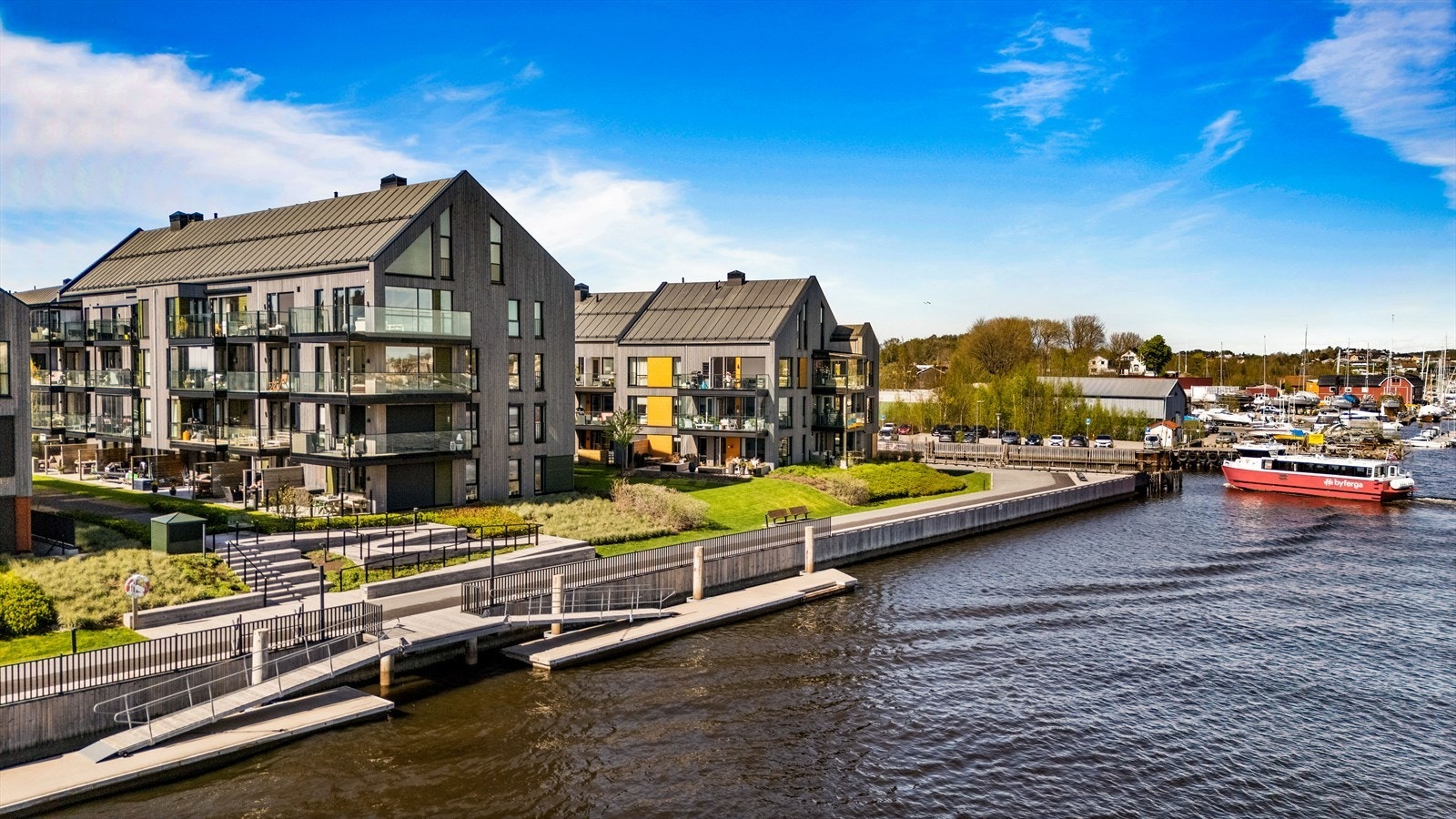 Med leiligheten følger en egen parkeringsplass i felles garasjeanlegg. Galleribilde