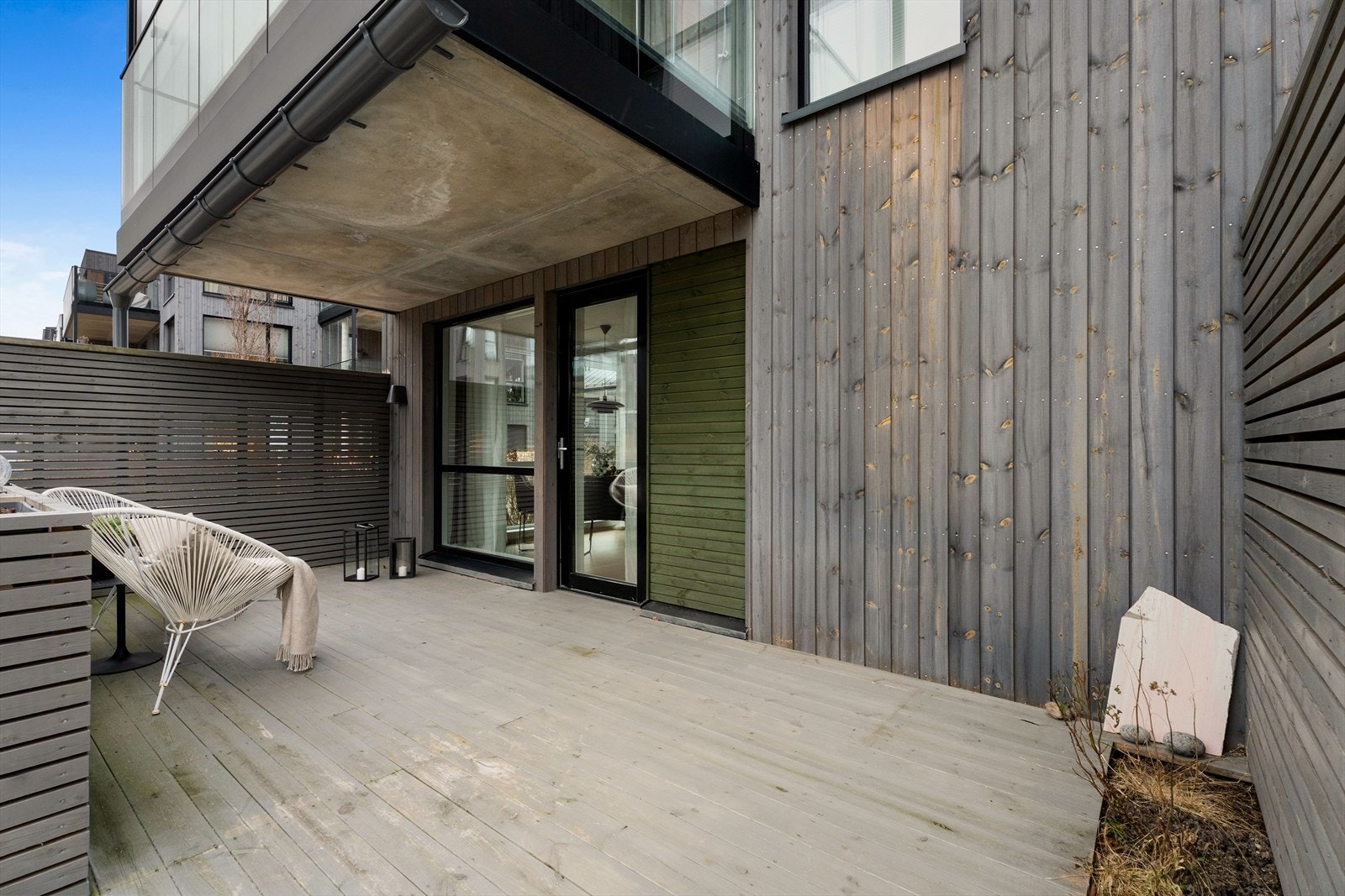 Fra stuen er det direkte utgang til en romslig og syd-vestvendt terrasse. Galleribilde