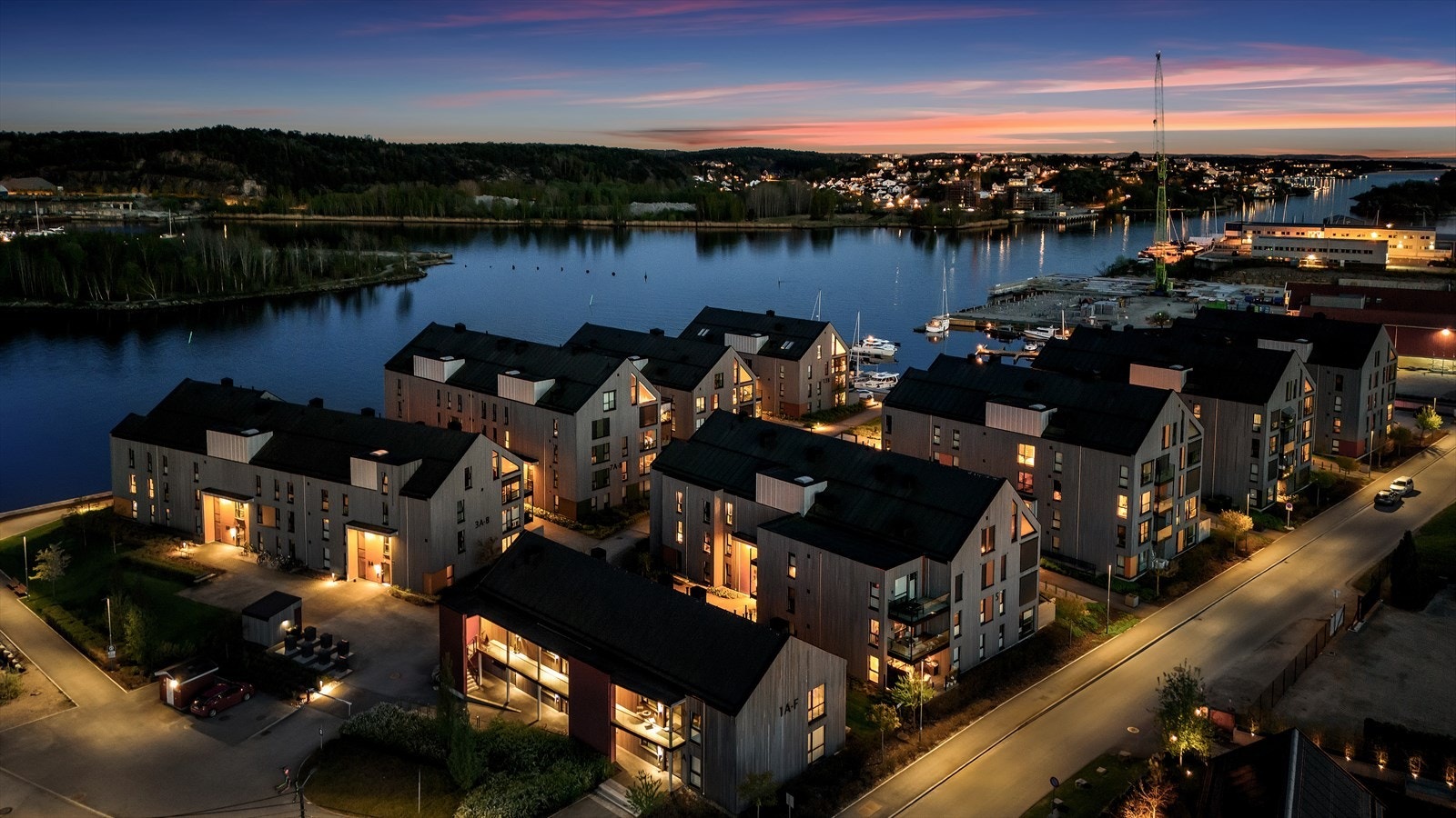 En idyllisk beliggenhet som kombinerer det beste av moderne bokomfort og nærhet til naturen. Galleribilde