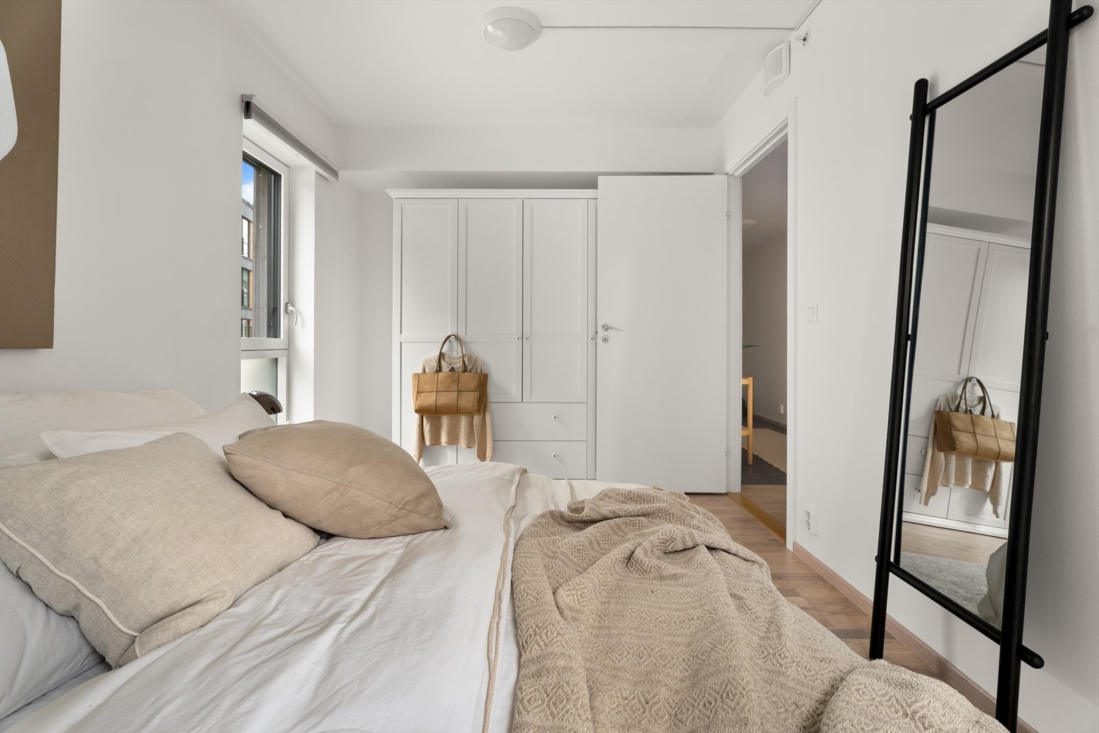 Rommet har plass til garderobeløsninger for effektiv oppbevaring. Galleribilde