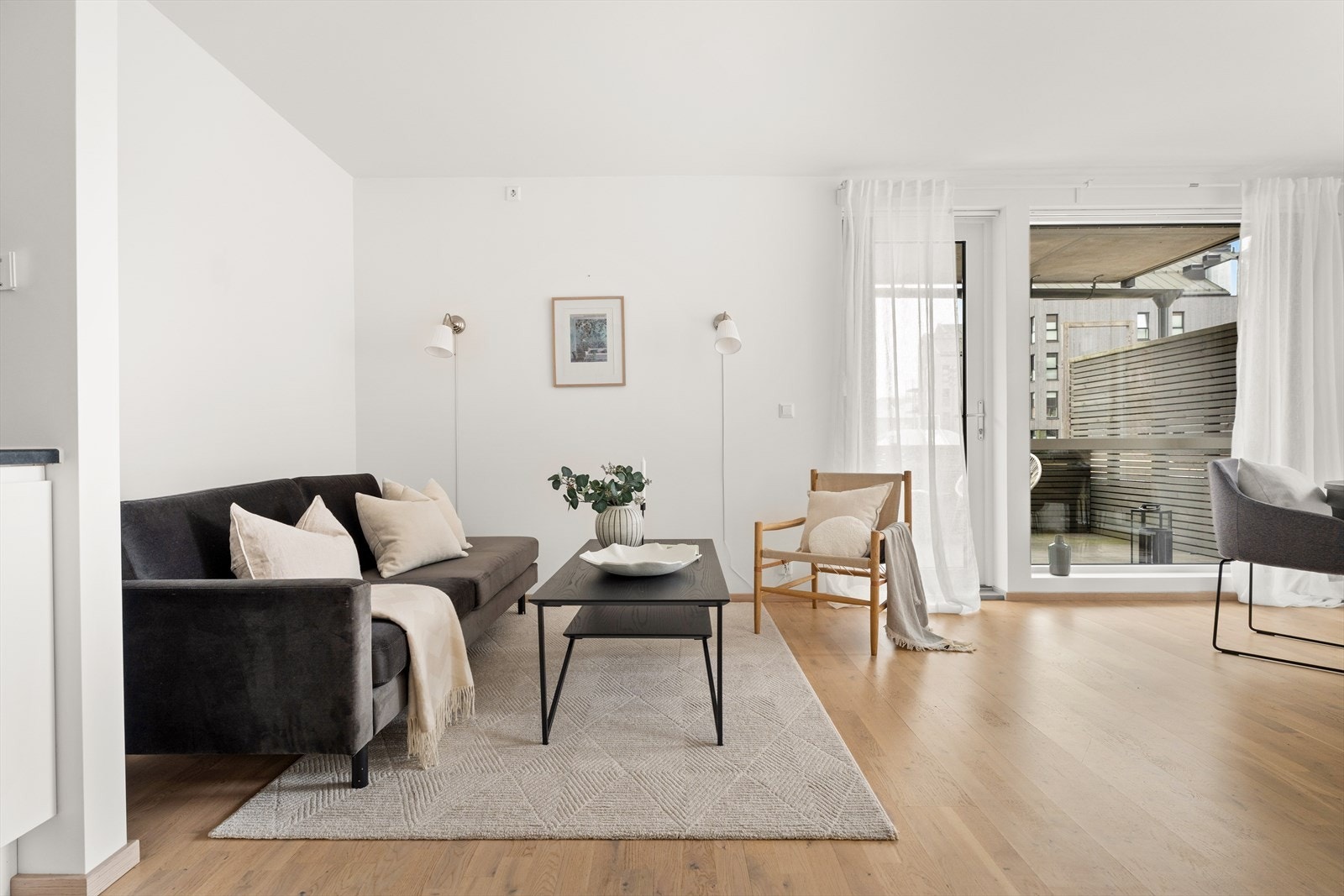 Stuen er et sosialt og sentralt rom med god plass til sofagruppe. Galleribilde