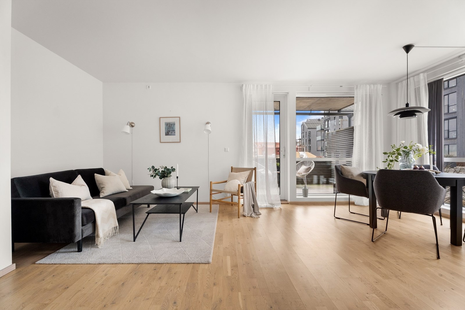 Gjennomgående parkettgulv skaper en varm og helhetlig følelse i oppholdsrommene. Galleribilde