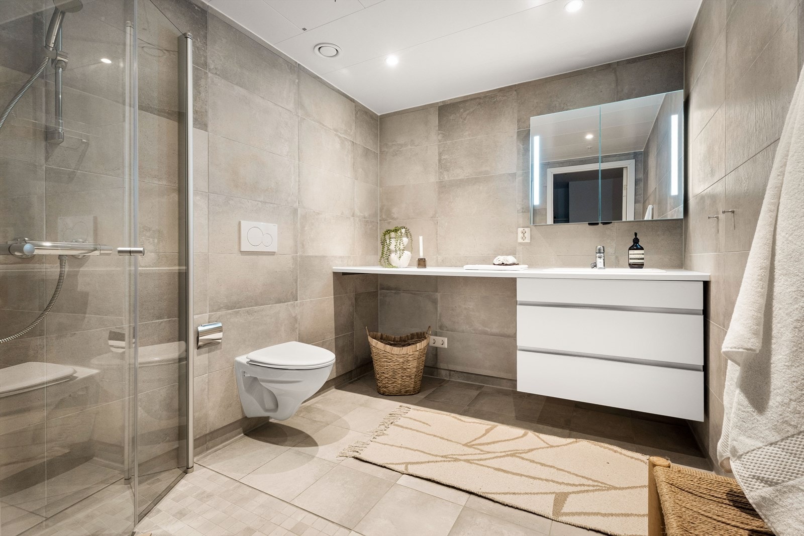 Rommet er utstyrt med et praktisk dusjhjørne med innfellbare glassvegger. Galleribilde