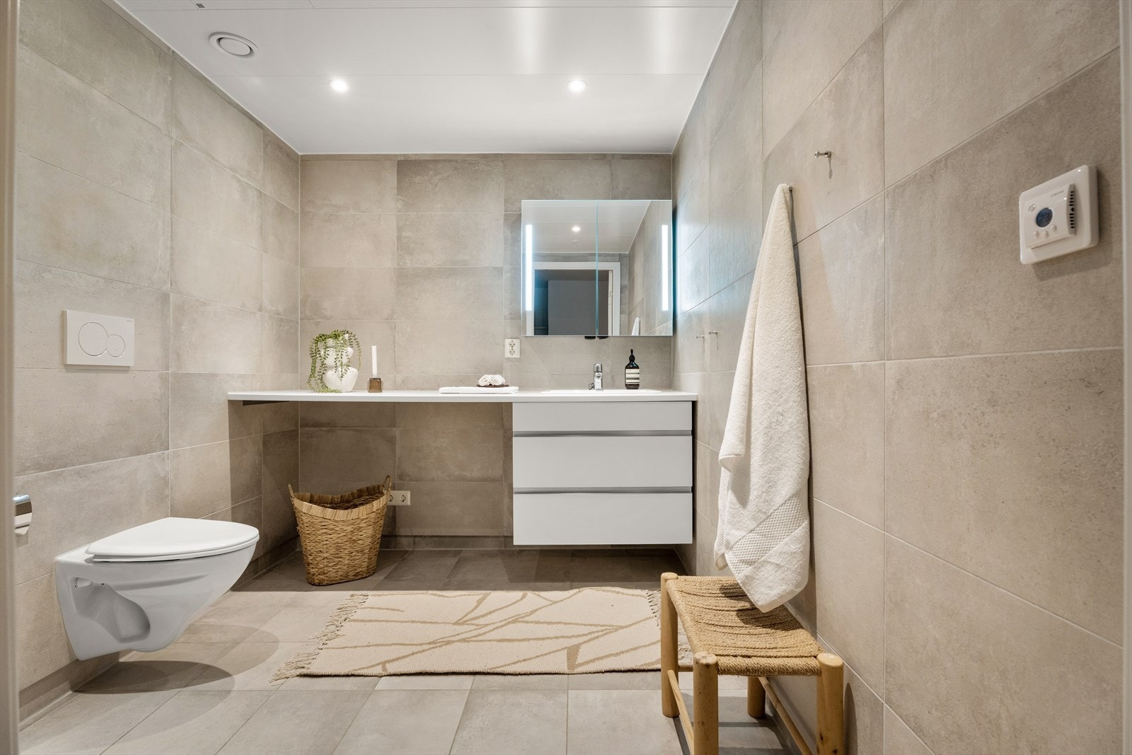 Badet fra 2020 er helfliset og har vannbåren gulvvarme for ekstra komfort. Galleribilde