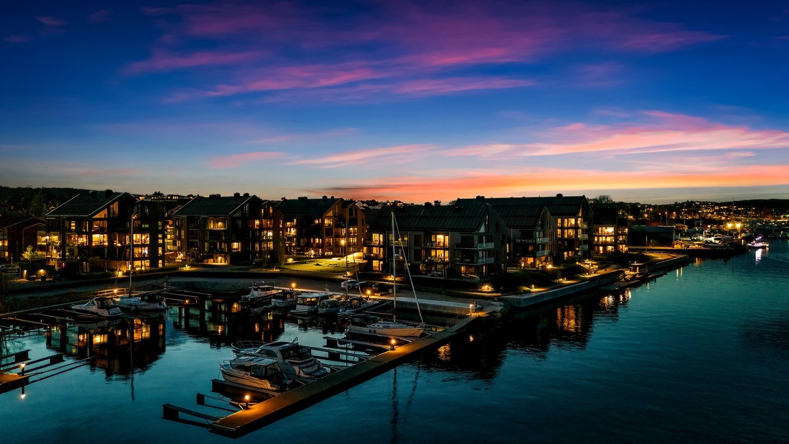 Området byr på flotte visuelle inntrykk, både dag og natt. Galleribilde