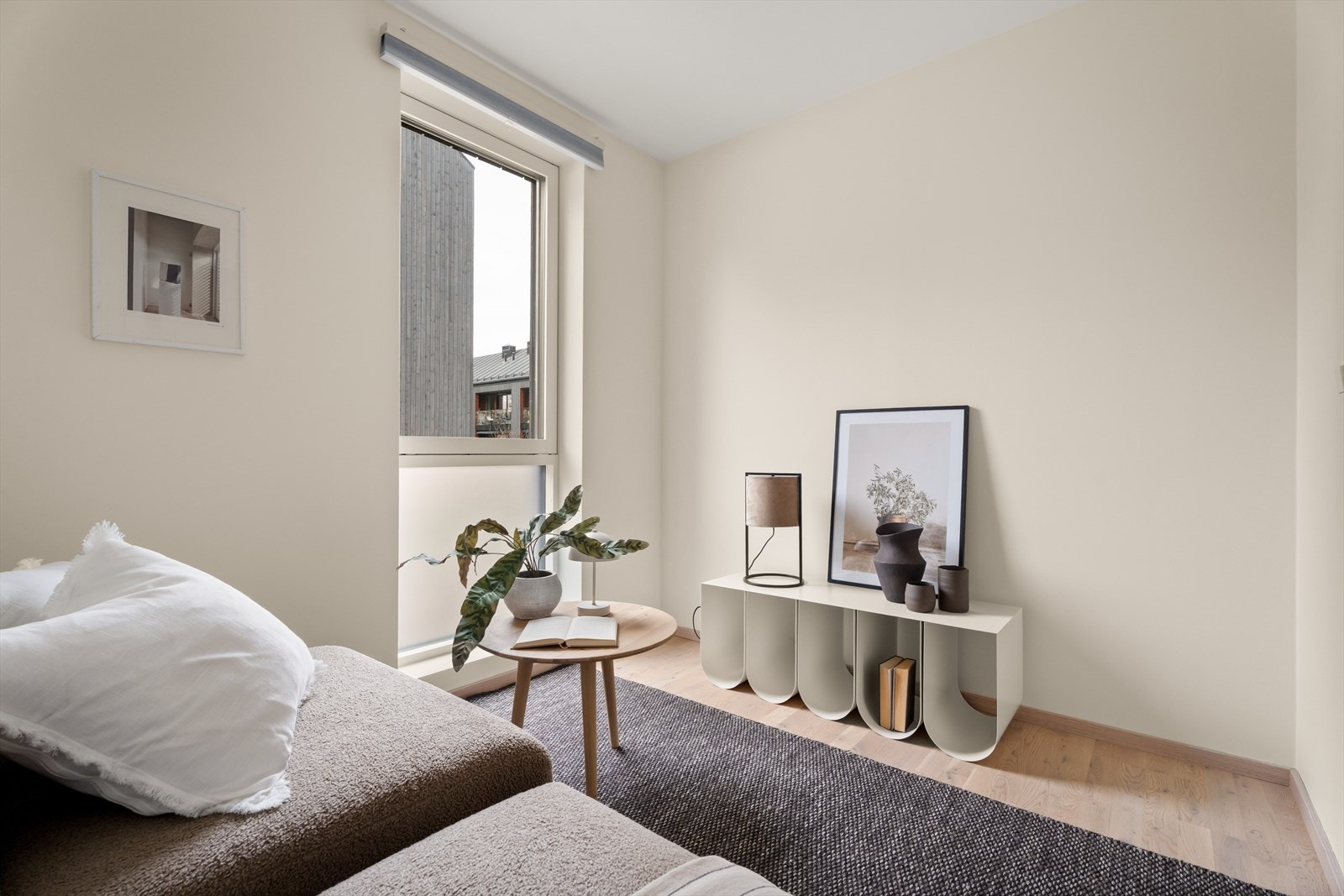 Også dette rommet har parkett på gulvet og malte, lyse vegger. Galleribilde