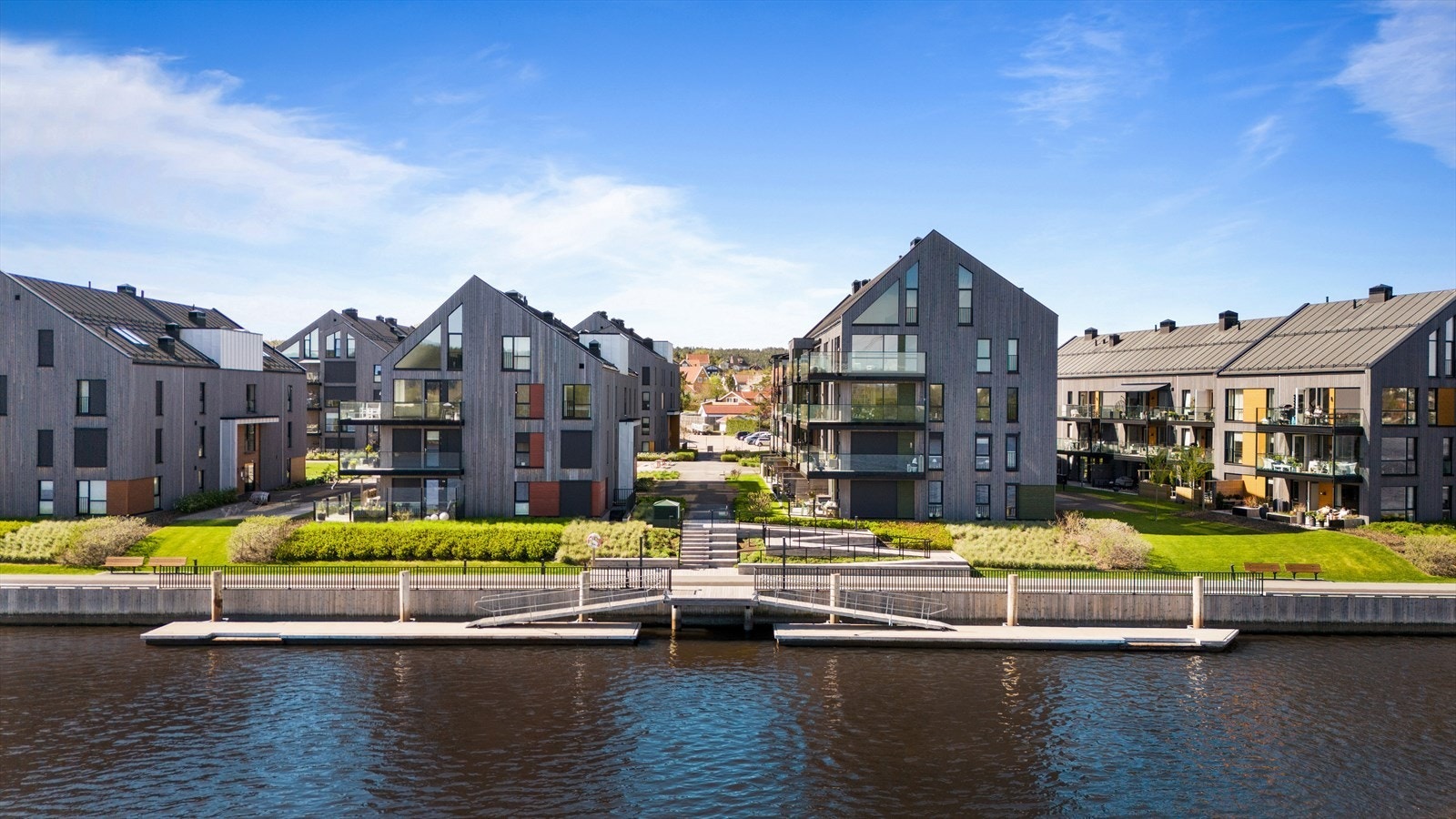 Eiendommen har en flott beliggenhet med umiddelbar nærhet til vannet. Galleribilde