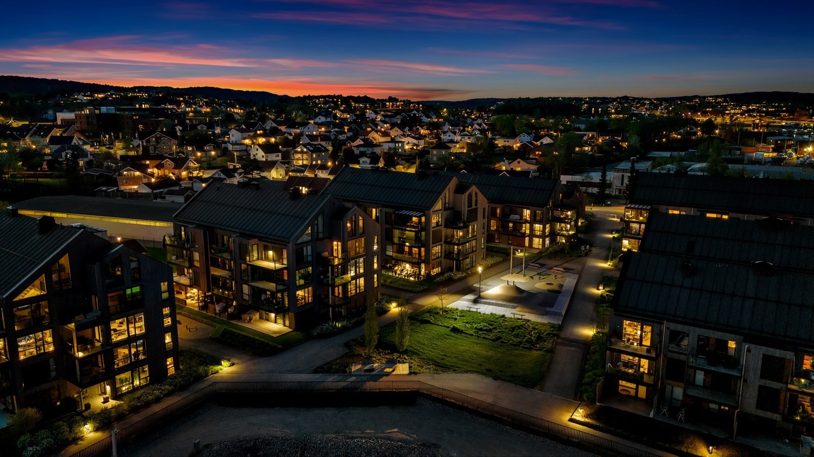 Et trygt og godt nabolag med en blanding av leiligheter og eneboliger. Galleribilde